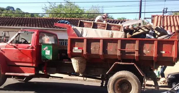 Caminhão carregado com entulho na Vila João Conti