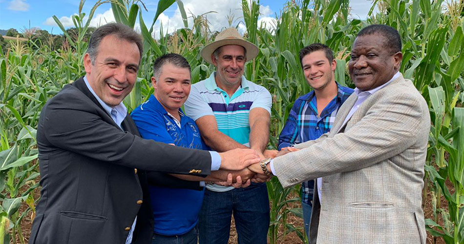 Prefeito André Bozola, embaixador da Namíbia, agricultor Claudinei Vaz de Lima e seus filhos, durante visita à lavoura de milho branco