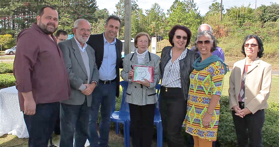 Família de Alberto "Tata" Niero recebe placa alusiva à homenagem