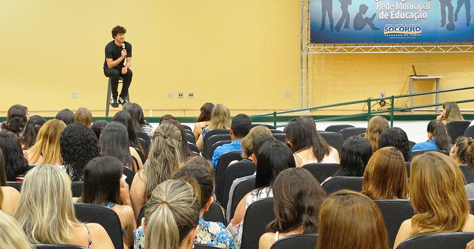 Secretaria Municipal de Educação realiza encontro e homenagem a colaboradores