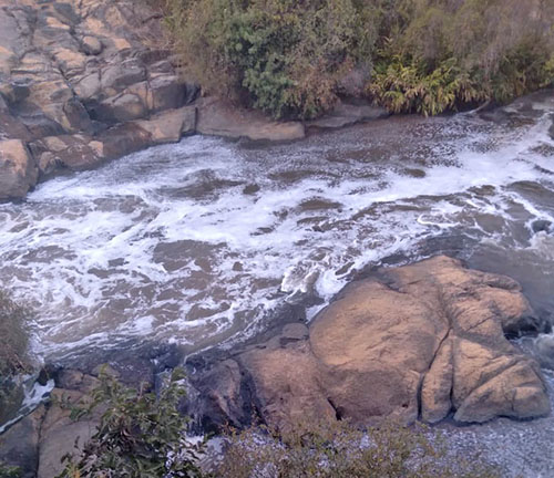 Espuma visível sobre o Rio do Peixe preocupa moradores