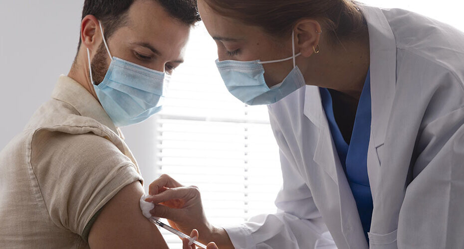 Covid-19: maiores de 18 anos podem receber a 4ª dose da vacina a partir de segunda-feira (26/12)