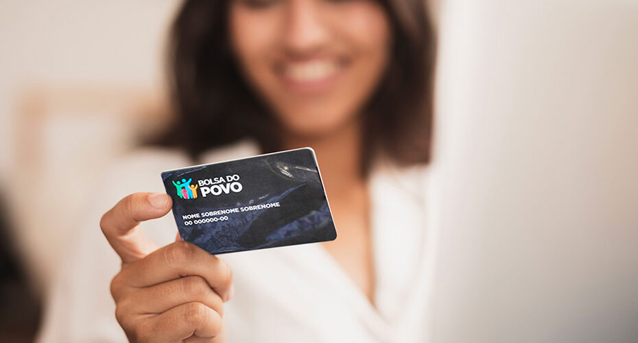 Participantes do programa estadual Bolsa do Povo devem retirar cartão no CRAS