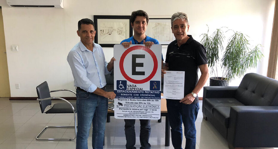 Novas placas das vagas especiais de estacionamento que agora contam com o símbolo do transtorno do espectro autista