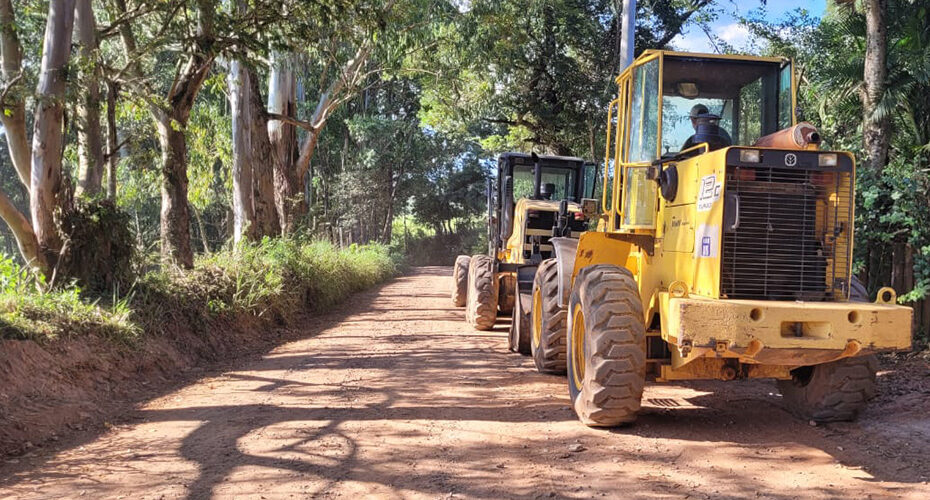 Secretaria de Serviços recupera estradas rurais em diversas áreas da cidade