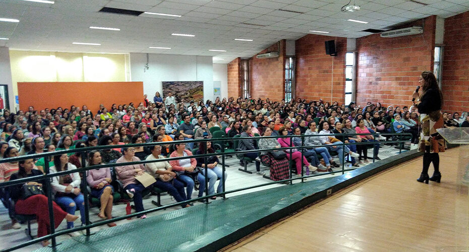 Secretaria de Educação oferece treinamento a cerca de 500 servidores