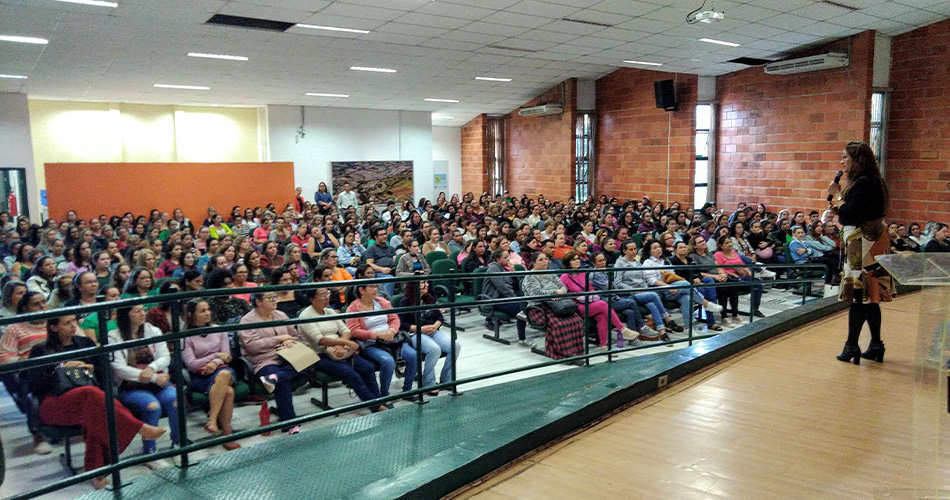 Secretaria de Educação oferece treinamento a cerca de 500 servidores