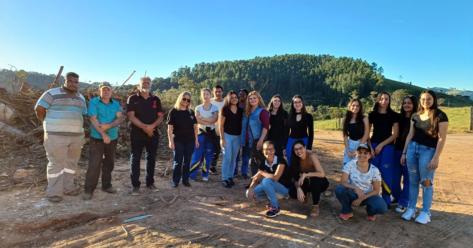  Estudantes visitam Complexo Ambiental e promovem conscientização sobre resíduos e consumo responsável