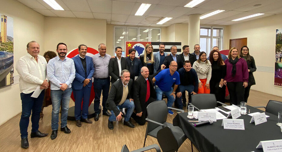 Prefeito e secretária de Turismo de Socorro se reúnem com secretário de Estado