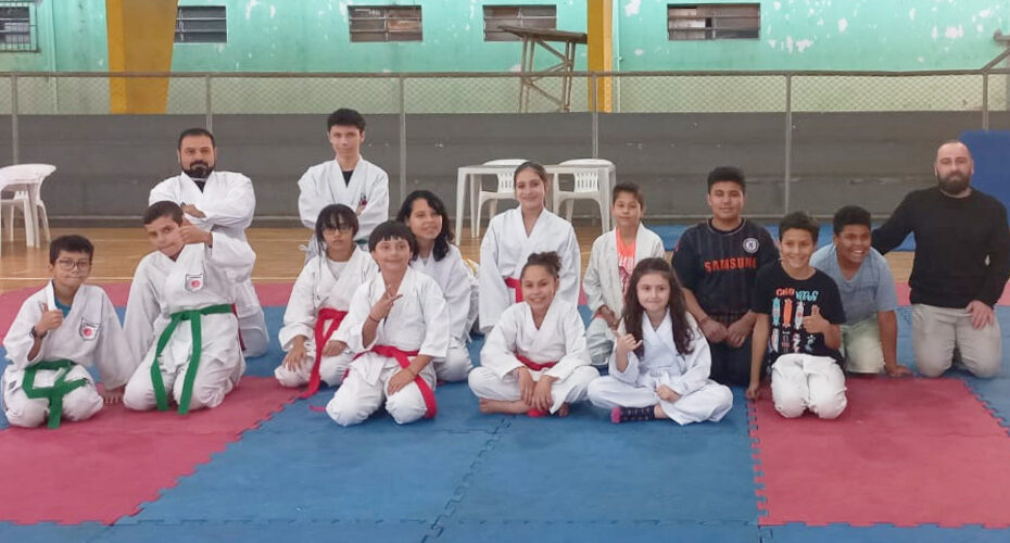 Escolinha de karatê de Socorro conquista 12 medalhas em competição em Paulicéia/SP