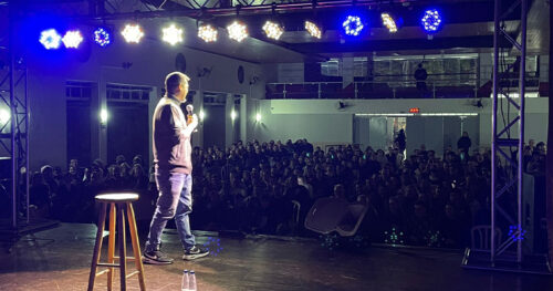 Stand up comedy do humorista André Santi levou quase 500 pessoas ao Salão Social do Clube XV de Agosto