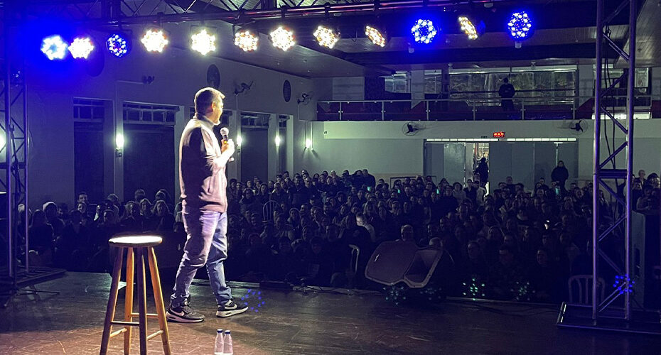 Stand up comedy do humorista André Santi levou quase 500 pessoas ao Salão Social do Clube XV de Agosto
