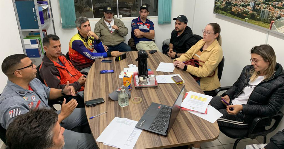 Reunião de trabalho com participação do Sargento Tavares, do Corpo de Bombeiros de Socorro