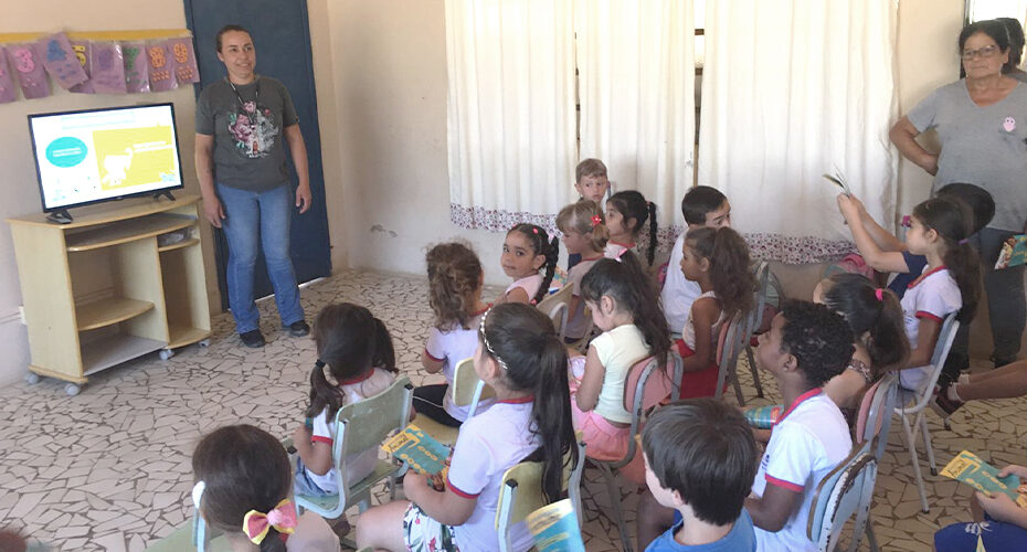 Projeto Escola Amiga dos Animais recebe agente da causa animal